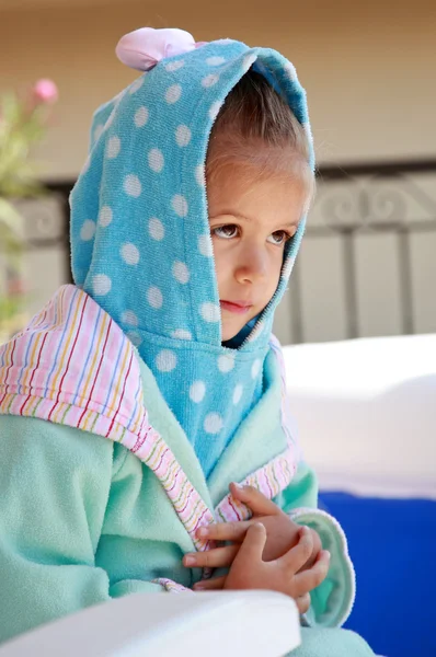 Μικρό παιδί adroable στο μπουρνούζι — Φωτογραφία Αρχείου