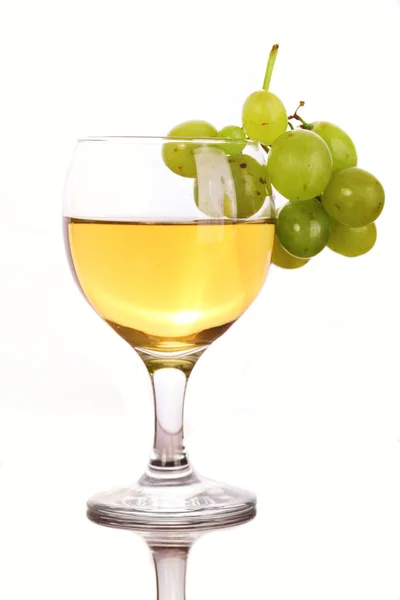Виноград на бокале белого вина — стоковое фото