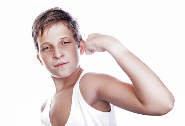 Portret van Europese jongetje buigen biceps — Stockfoto