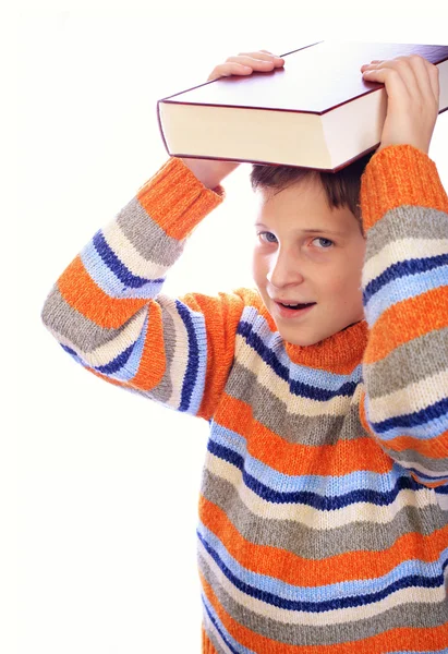 Studente bambino con un libro in testa — Foto Stock