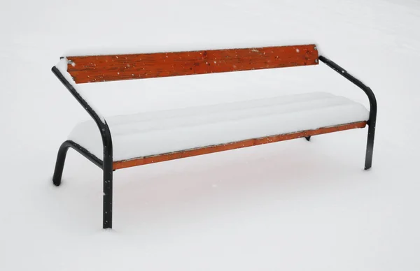 Snow covered bench — Stock Photo, Image