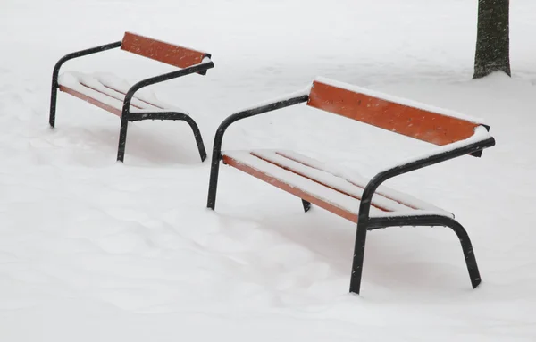Снежная скамейка — стоковое фото