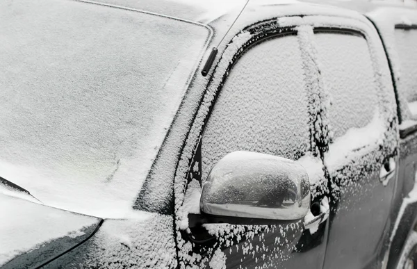 Nieve cubierto coche —  Fotos de Stock