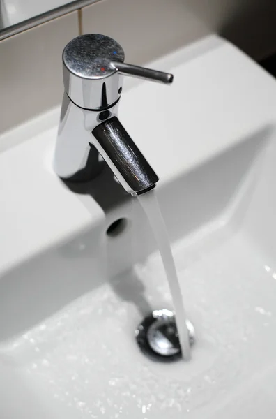 Toque com água corrente — Fotografia de Stock