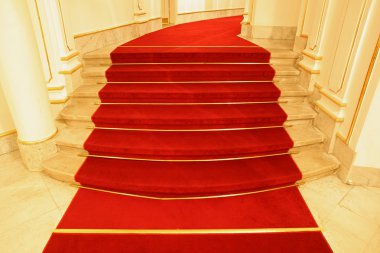 kırmızı halı ile kaplı merdivenler