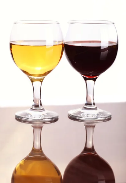 Vinho branco e tinto em copos — Fotografia de Stock