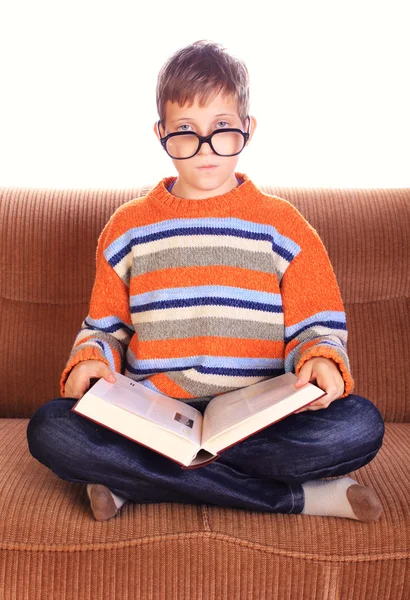 Niño pequeño sentado con libro —  Fotos de Stock