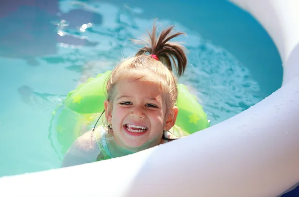 Kind zwemmen in zwembad — Stockfoto
