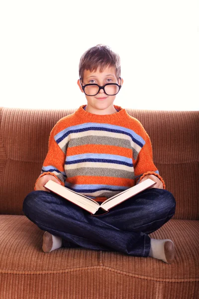 Jong kind met boek — Stockfoto