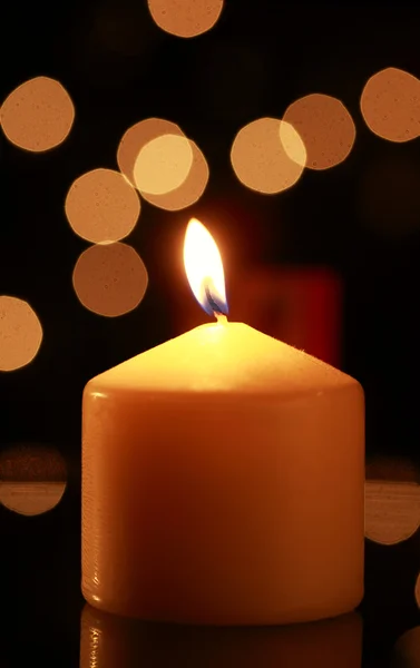 蜡烛及火焰 — 图库照片