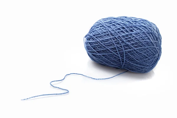 Bola azul de hilo de lana aislado en blanco — Foto de Stock
