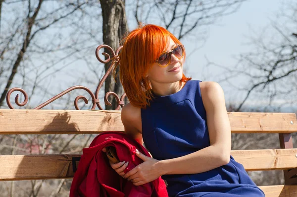 Červená žena líbí slunečný den — Stock fotografie