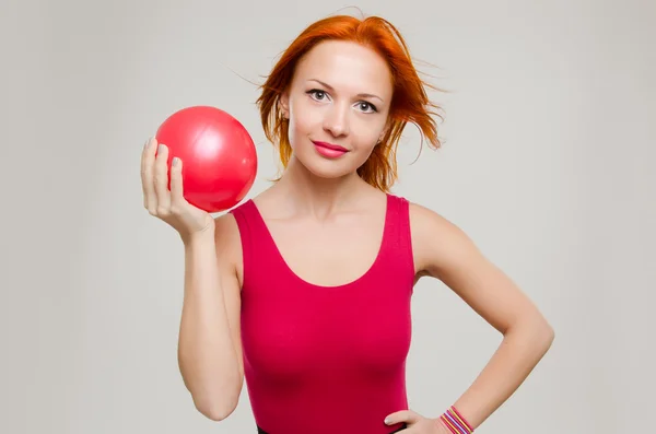 Фитнес модель с мячом — стоковое фото