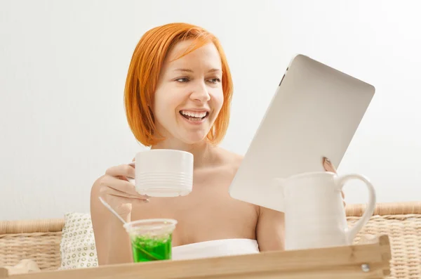 Breakfast with ipad in bed — Stock Photo, Image