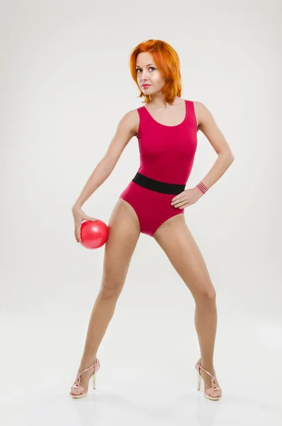 Modelo de fitness com bola — Fotografia de Stock