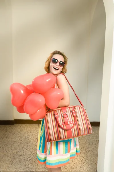 Schöne Frau mit herzförmigen Luftballons — Stockfoto
