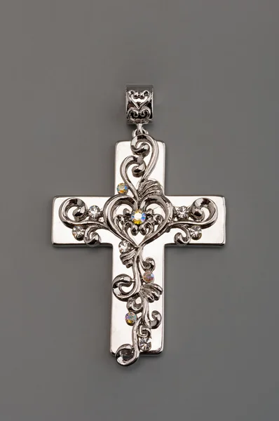 Срібний хрест на сірому — стокове фото