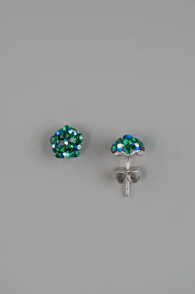 Жіночі сережки з зеленим дорогоцінним камінням — стокове фото
