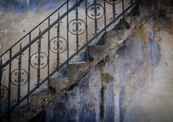 Текстурированная стена с лестницей — стоковое фото