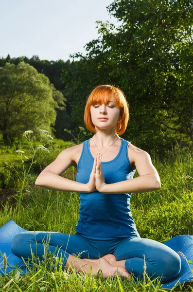 Red woman meditating outdoors — Stock Photo, Image