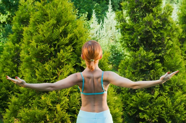 Štíhlá žena, která dělá cvičení jógy — Stock fotografie