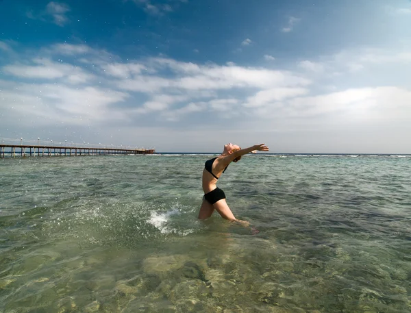 Kadın zevk deniz ve güneş — Stok fotoğraf