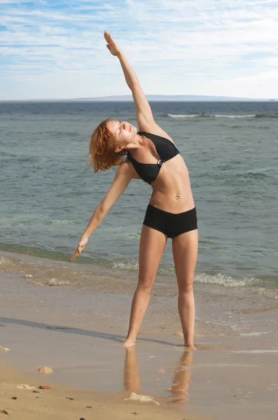 Ince kadın yoga egzersizleri yapıyor — Stok fotoğraf