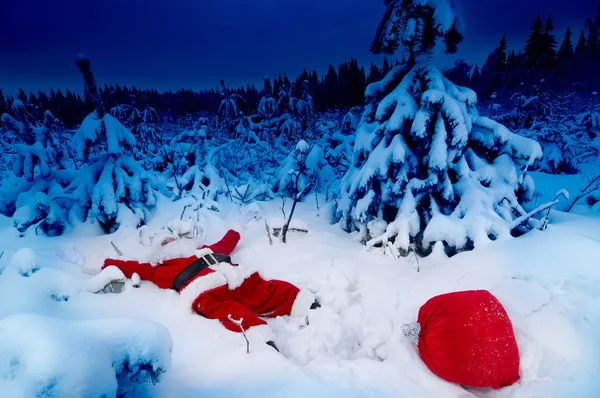 Санта упал в снег — стоковое фото