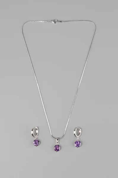 Stříbrný náhrdelník náušnice s — Stock fotografie