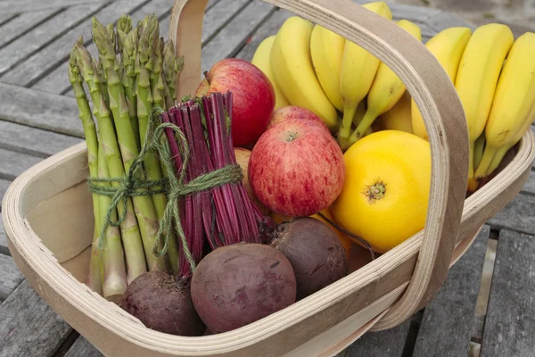 Blandad massa färska grönsaker och frukt produkter i korg utomhus — Stockfoto