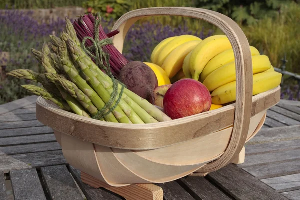Ramo mixto de verduras frescas y frutas producidas en canasta outd —  Fotos de Stock