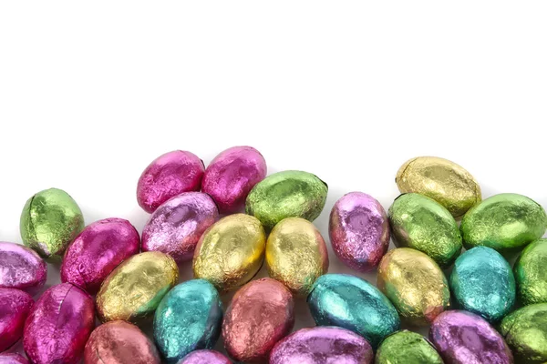 Декоративні шоколадні великодні яйця на білому тлі — стокове фото