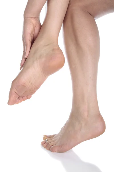 Vrouwelijke benen dragen floral beenkappen en hakken over witte backgro — Stockfoto