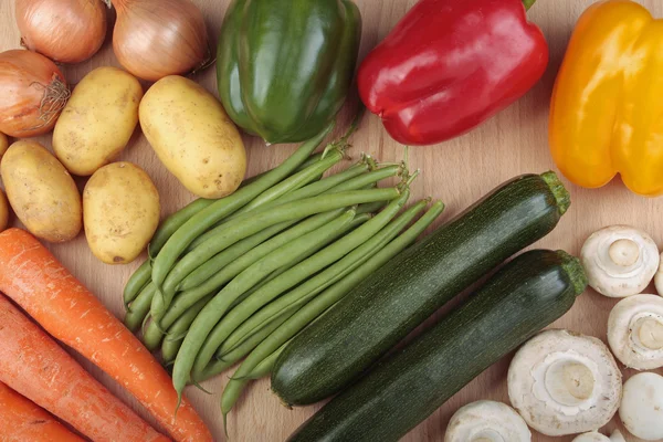 Blandade grönsaker på skärbräda — Stockfoto