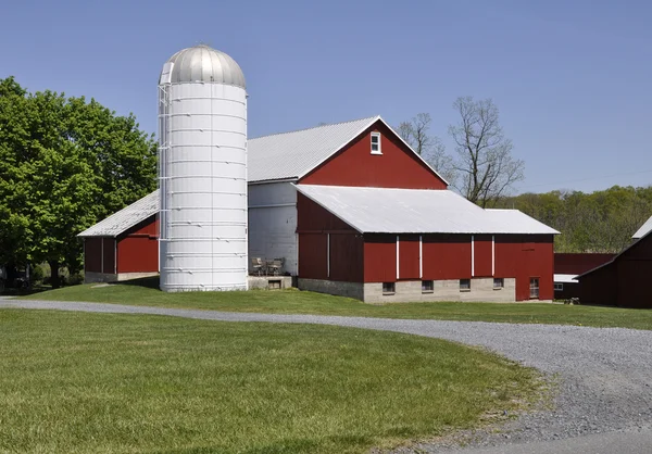 Celeiro vermelho e silo na Pensilvânia rural — Fotografia de Stock