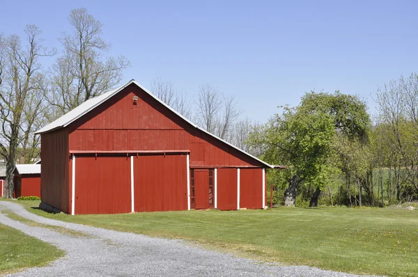 Červená stodola na venkově v Pensylvánii — Stock fotografie