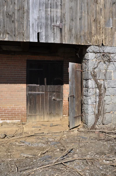 Двері старого дерев'яного сараю — стокове фото