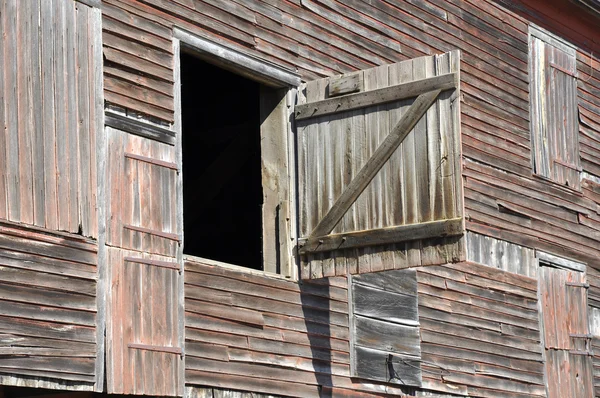 Primo piano della vecchia stalla di legno — Foto Stock