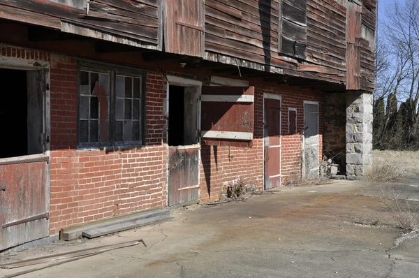 老残旧的谷仓 — 图库照片