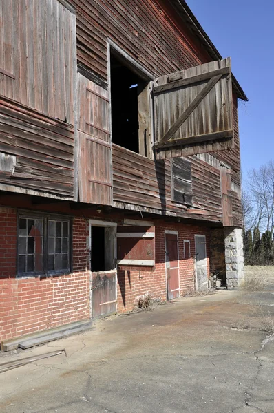 Old dilapidated barn — Stock Photo, Image