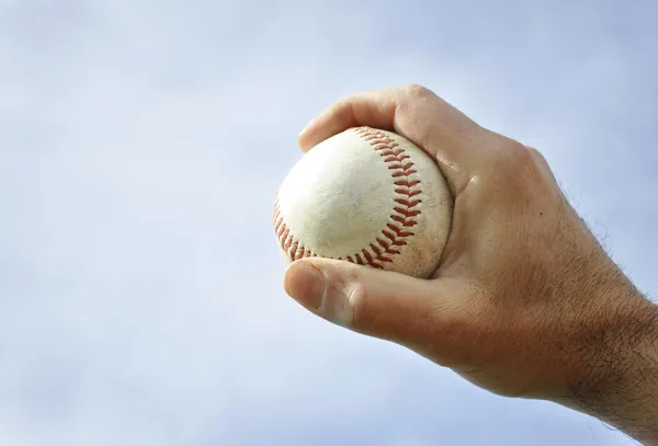 野球のボールを持っている手します。 — ストック写真