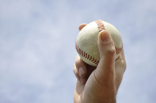 Рука тримає бейсбол — стокове фото