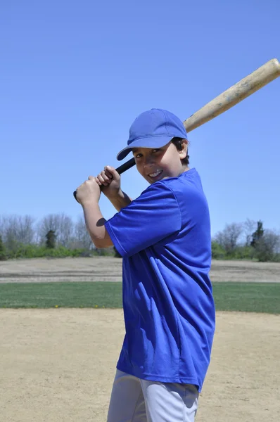 Rechtshänder junger Teenager Baseballschläger — Stockfoto