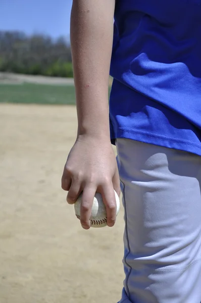 Hand som håller en baseball — Stockfoto