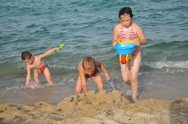 Ευτυχισμένα παιδιά στην παραλία — Φωτογραφία Αρχείου