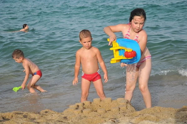 De gelukkige kinderen op het strand — Stockfoto