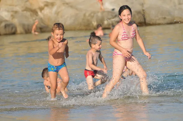 Τρέχουν τα παιδιά στην παραλία — Φωτογραφία Αρχείου