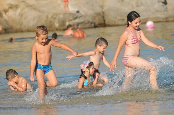 Бігають діти на пляжі — стокове фото