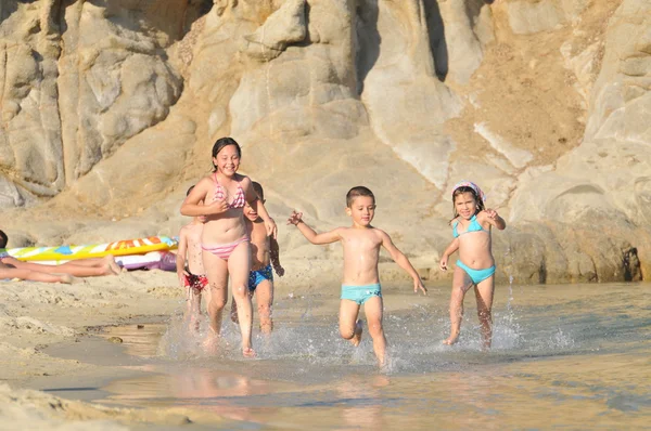 Бігають діти на пляжі — стокове фото