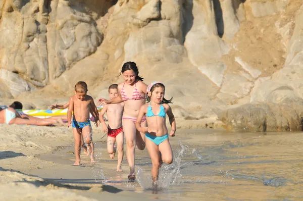 Бегущие дети на пляже — стоковое фото